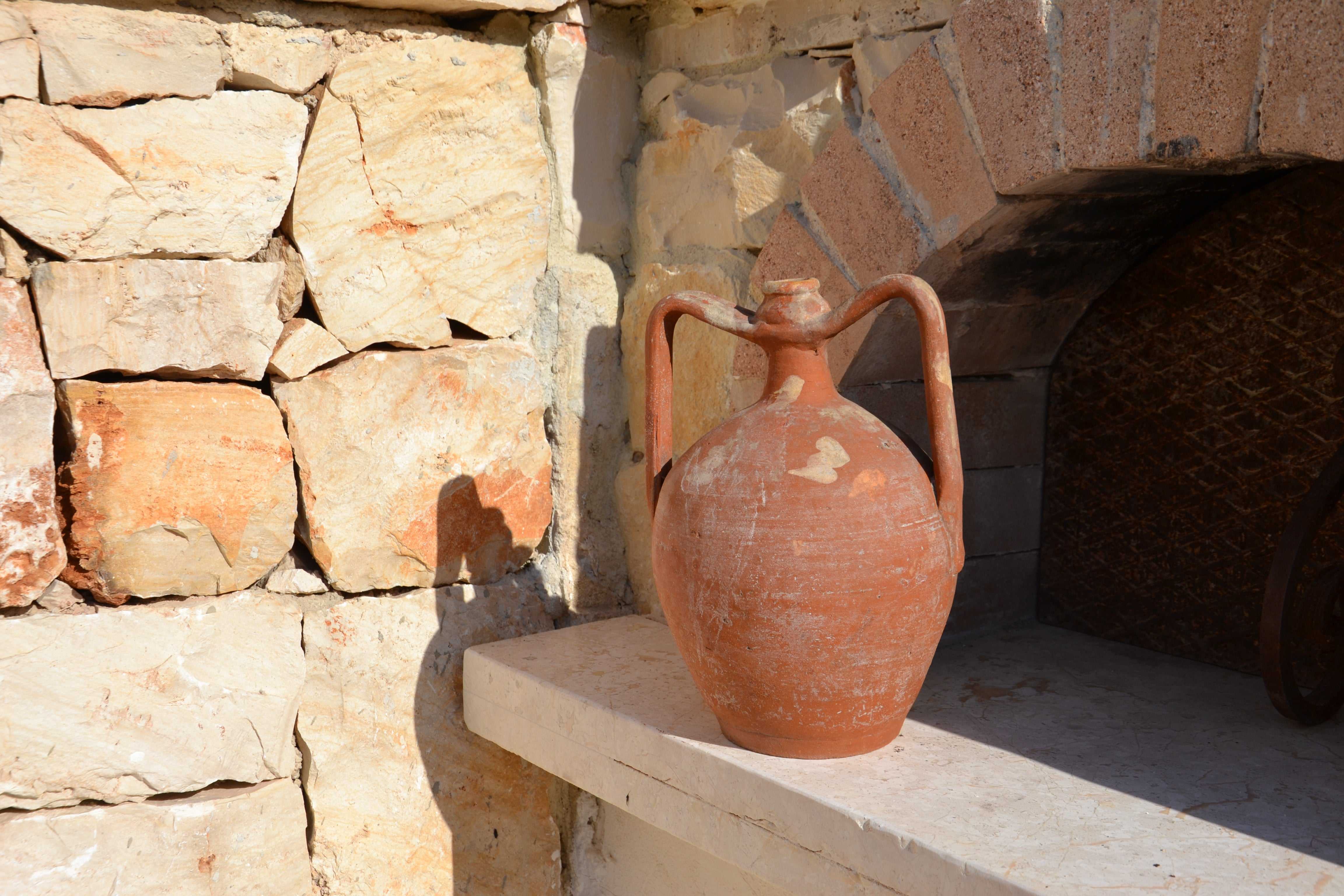 ANTIQUE TERRACOTTA ITALIAN AMPHORA